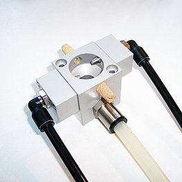 Device for partially oiling the outside of a component. Excess oil is sucked off directly.